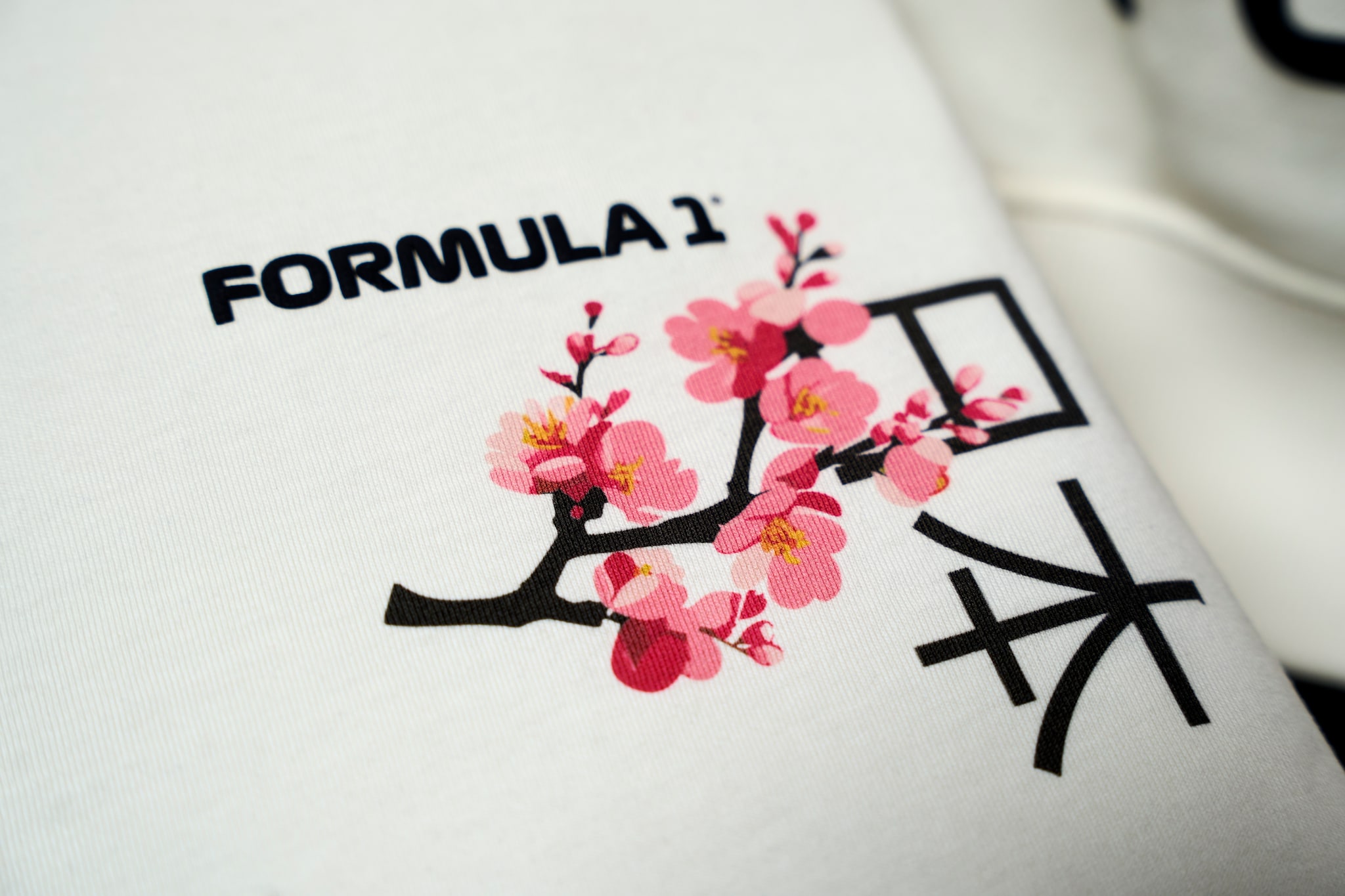 フォーミュラ1ジャパン 桜グラフィックTシャツ